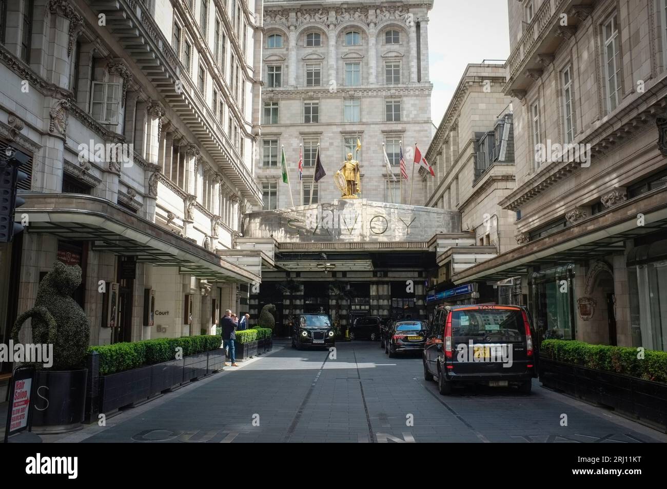 Entrée de l'Hôtel Savoy, le Strand, London, UK Banque D'Images