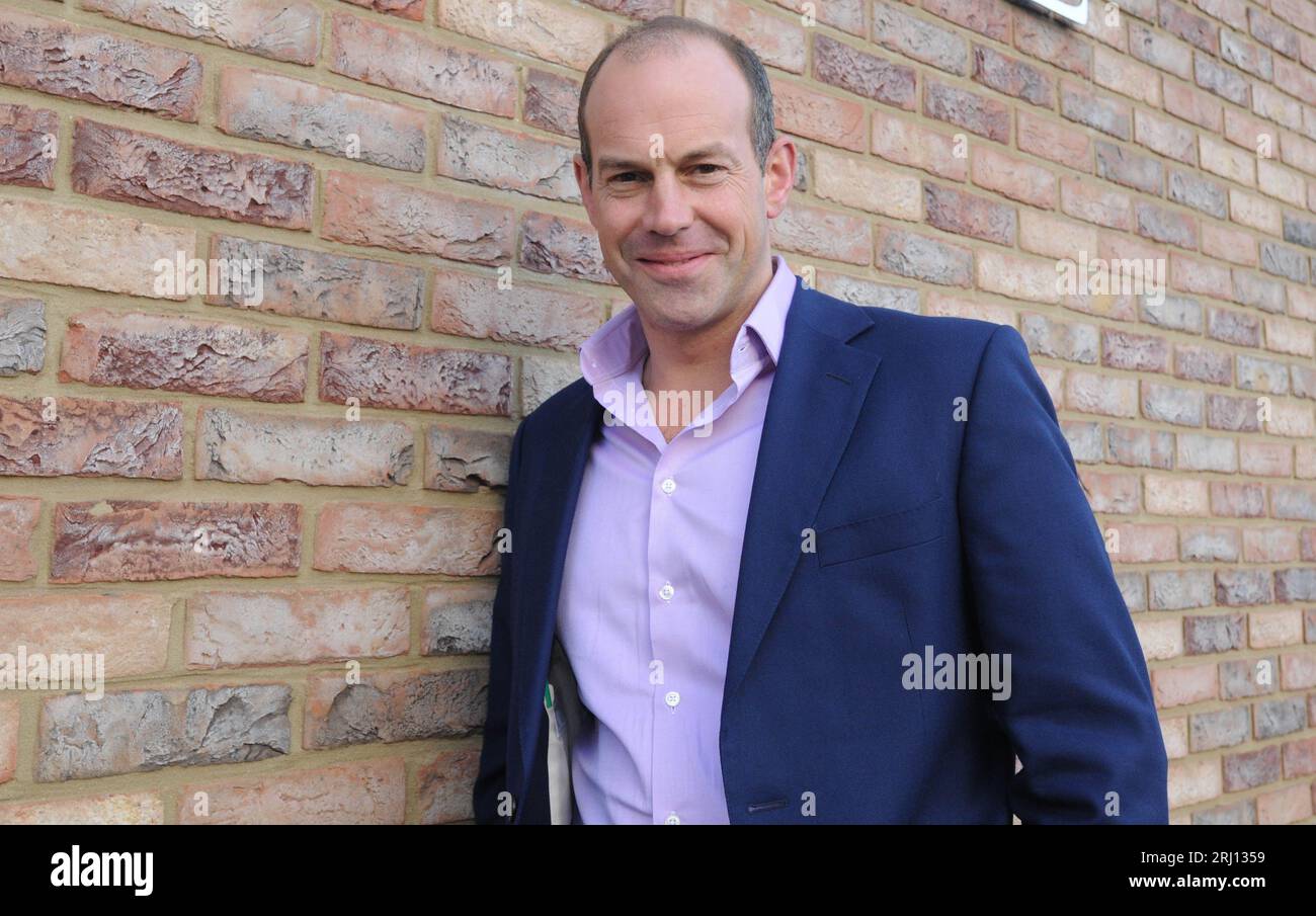 Phil Spencer de Channel 4 montre emplacement, emplacement, emplacement à l'ouverture du nouveau domaine Barrett Homes à Usk, Monmouthshire. Banque D'Images