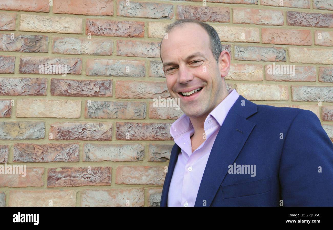 Phil Spencer de Channel 4 montre emplacement, emplacement, emplacement à l'ouverture du nouveau domaine Barrett Homes à Usk, Monmouthshire. Banque D'Images