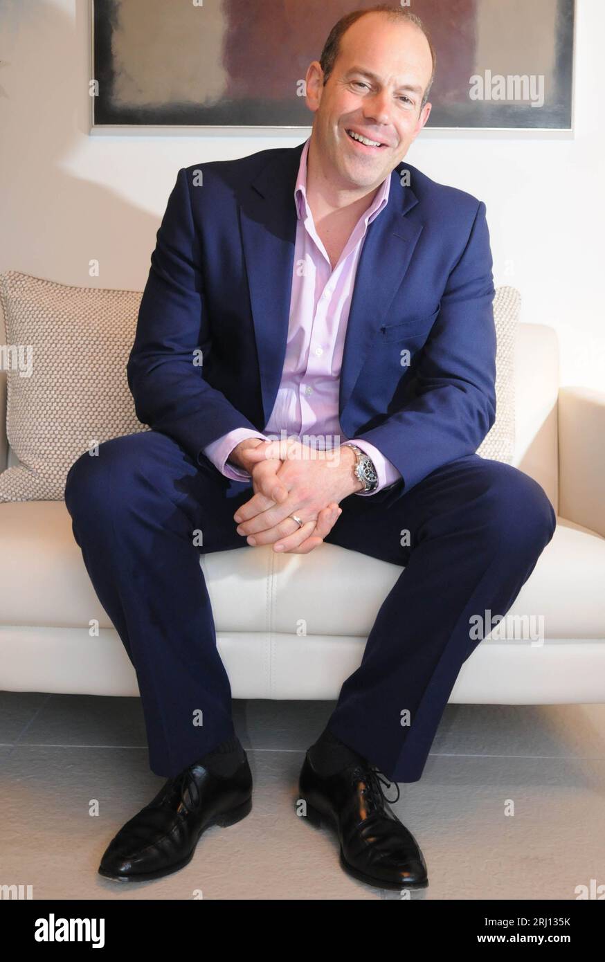 Phil Spencer de Channel 4 montre emplacement, emplacement, emplacement à l'ouverture du nouveau domaine Barrett Homes à Usk, Monmouthshire. Banque D'Images