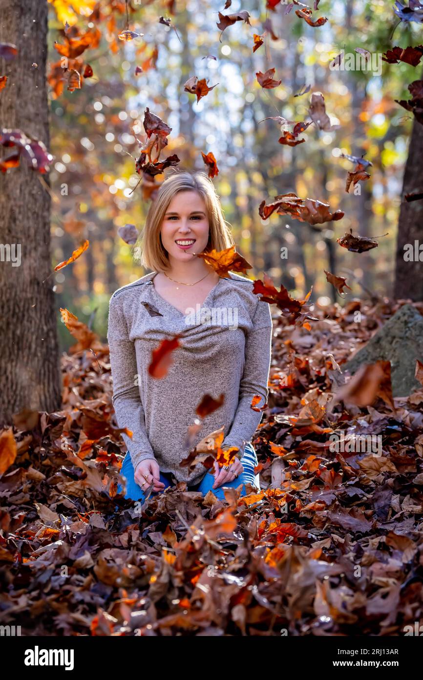 Charlotte, Caroline du Nord, États-Unis. 21 novembre 2022. Un magnifique modèle blond profite du temps d'automne en plein air (crédit image : © Walter G Arce SR Grindstone Medi/ASP) USAGE ÉDITORIAL SEULEMENT! Non destiné à UN USAGE commercial ! Banque D'Images