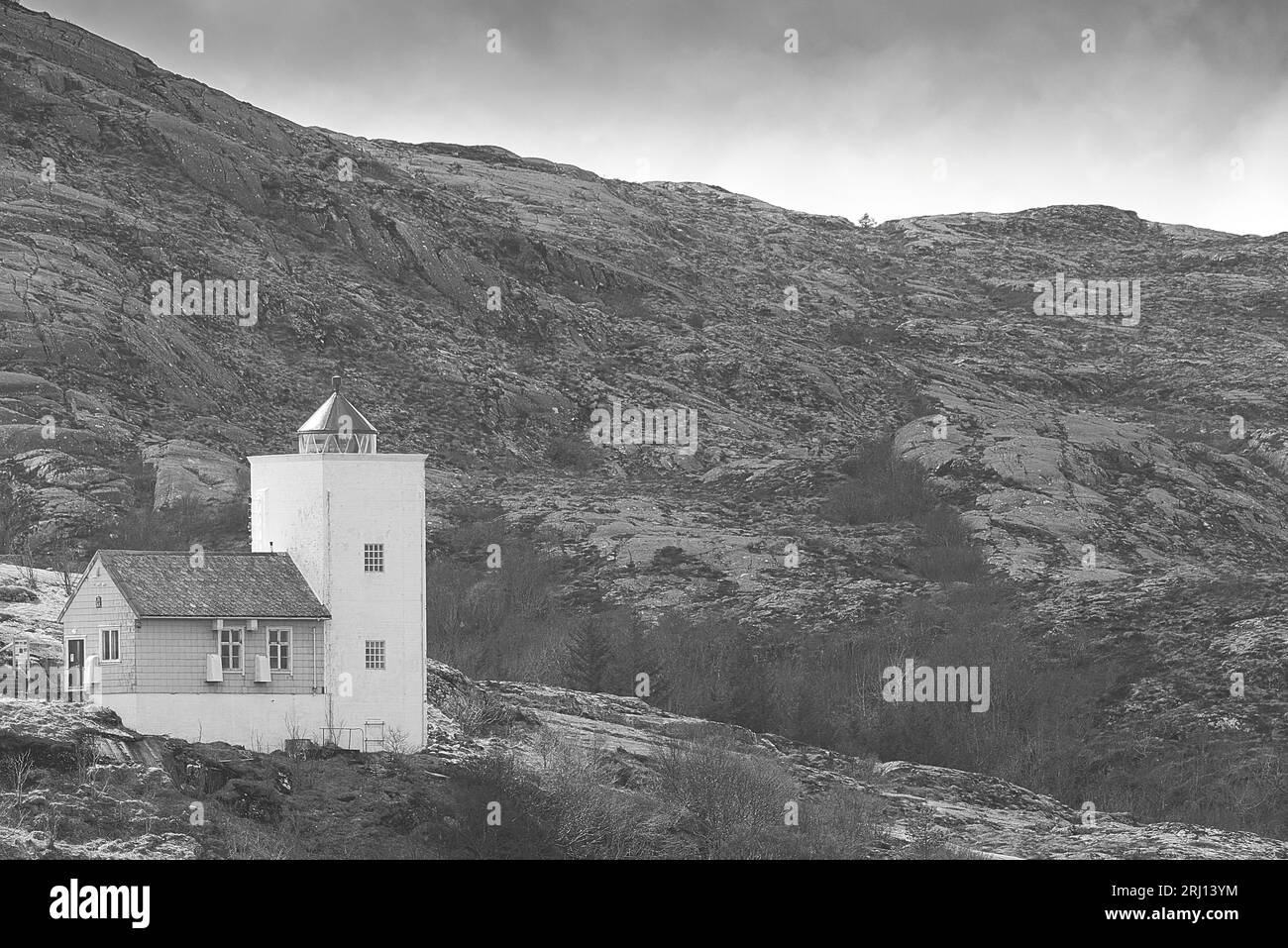 Photo en noir et blanc du phare d'Agdenes (Ringflua), construit en 1804, est situé à l'entrée du fjord de Trondheim (Trondheimsfjord), Norvège. Banque D'Images Photo en noir et blanc du phare d'Agdenes (Ringflua), construit en 1804, est situé à l'entrée du fjord de Trondheim (Trondheimsfjord), Norvège. Banque D'Images