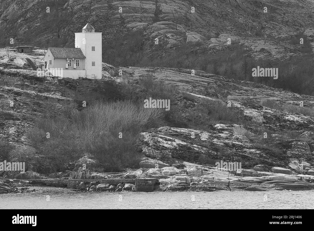 Photo en noir et blanc du phare d'Agdenes (Ringflua), construit en 1804, est situé à l'entrée du fjord de Trondheim (Trondheimsfjord), Norvège. Banque D'Images Photo en noir et blanc du phare d'Agdenes (Ringflua), construit en 1804, est situé à l'entrée du fjord de Trondheim (Trondheimsfjord), Norvège. Banque D'Images