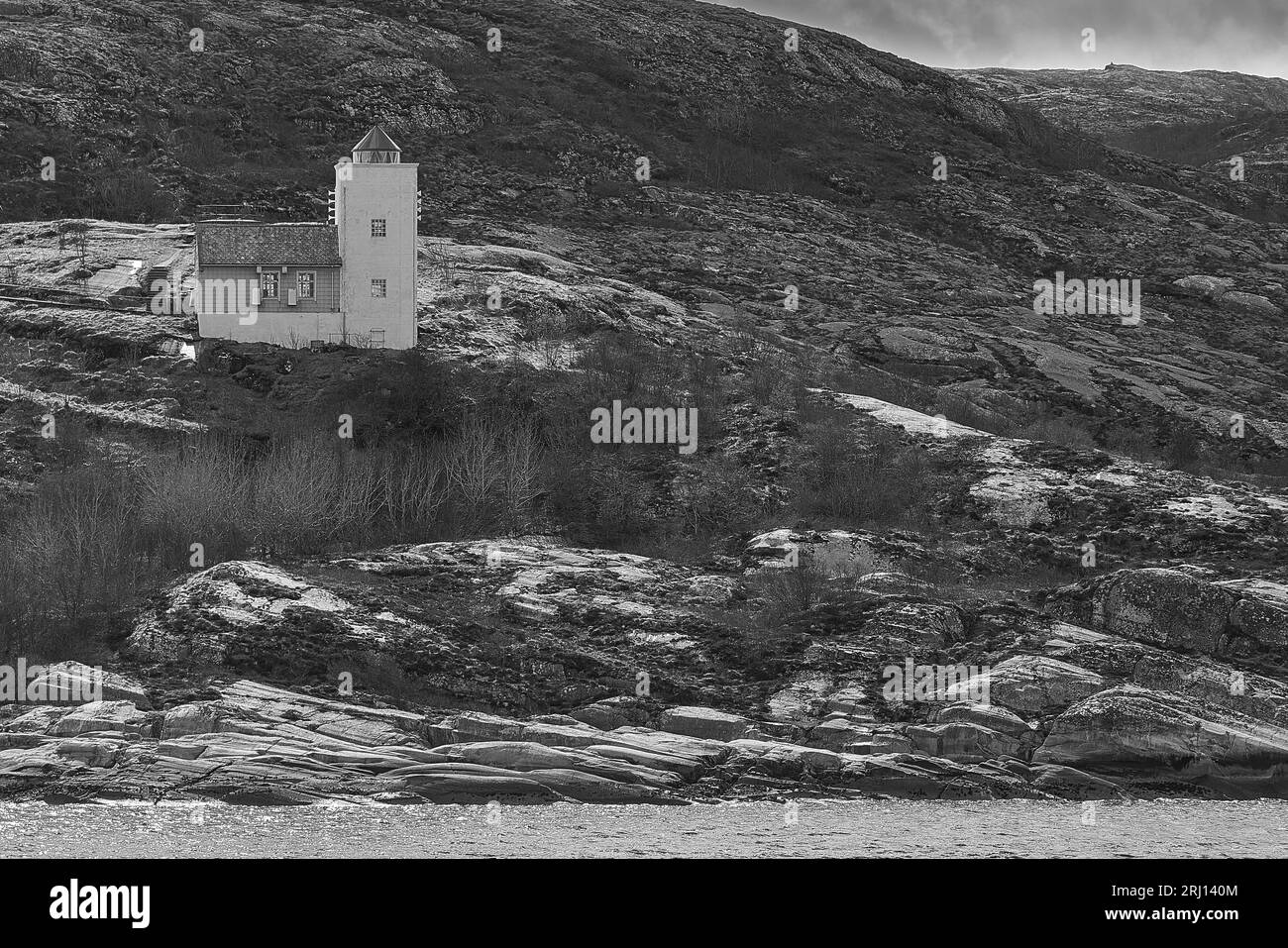 Photo en noir et blanc du phare d'Agdenes (Ringflua), construit en 1804, est situé à l'entrée du fjord de Trondheim (Trondheimsfjord) Norvège Banque D'Images Photo en noir et blanc du phare d'Agdenes (Ringflua), construit en 1804, est situé à l'entrée du fjord de Trondheim (Trondheimsfjord) Norvège Banque D'Images