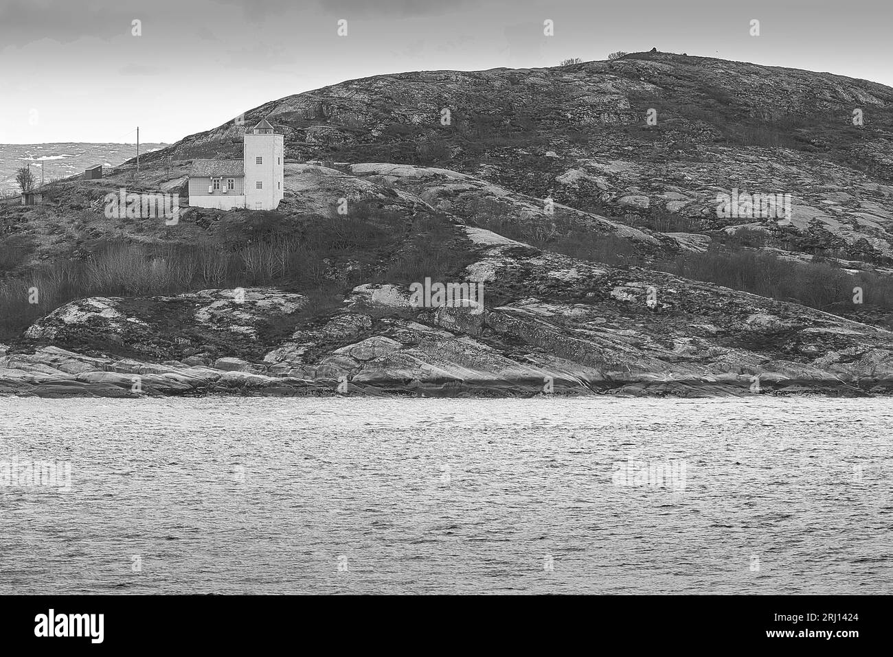 Photo en noir et blanc du phare d'Agdenes (Ringflua), construit en 1804, est situé à l'entrée du fjord de Trondheim (Trondheimsfjord) Norvège Banque D'Images Photo en noir et blanc du phare d'Agdenes (Ringflua), construit en 1804, est situé à l'entrée du fjord de Trondheim (Trondheimsfjord) Norvège Banque D'Images