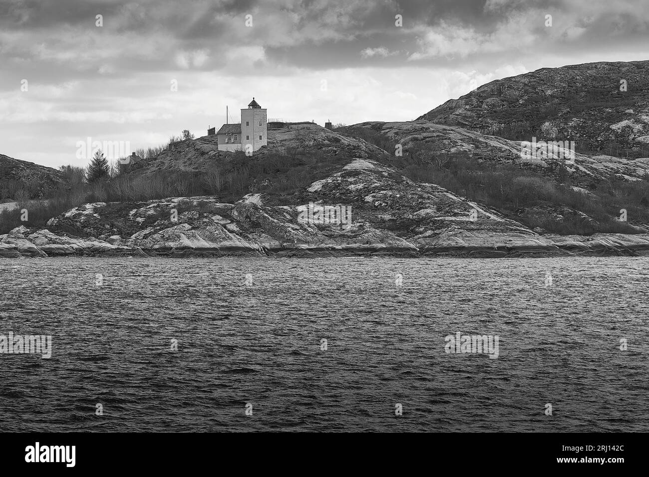 Photo en noir et blanc du phare d'Agdenes (Ringflua), construit en 1804, est situé à l'entrée du fjord de Trondheim (Trondheimsfjord) Norvège Banque D'Images