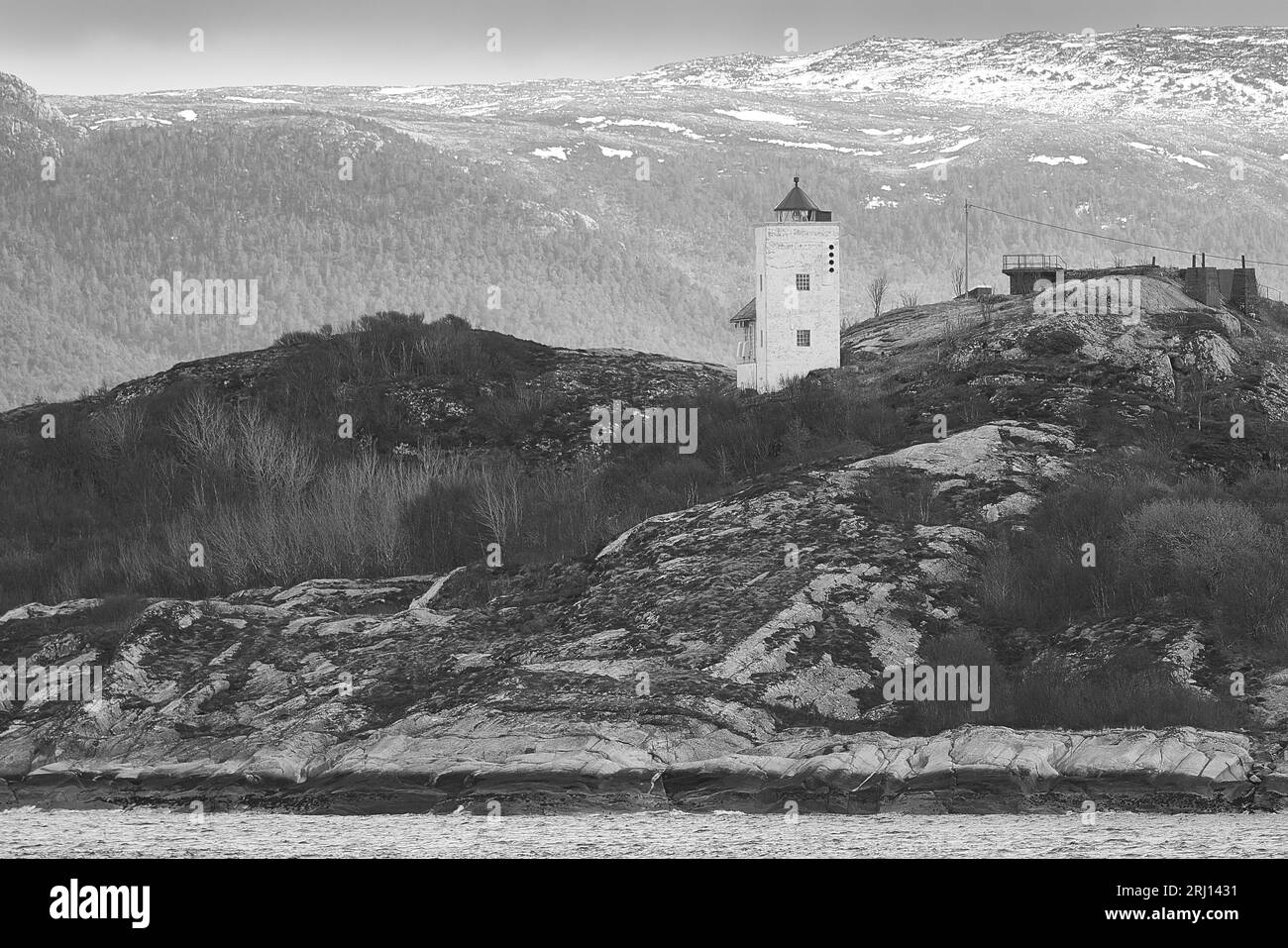 Photo en noir et blanc du phare d'Agdenes (Ringflua), construit en 1804, est situé sur la côte du fjord de Trondheim (Trondheimsfjord), en Norvège Banque D'Images Photo en noir et blanc du phare d'Agdenes (Ringflua), construit en 1804, est situé sur la côte du fjord de Trondheim (Trondheimsfjord), en Norvège Banque D'Images