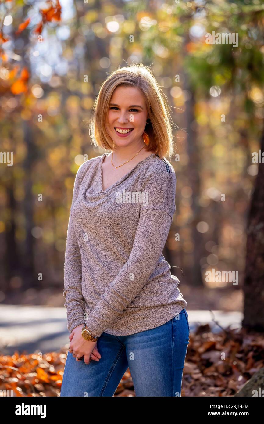 Charlotte, Caroline du Nord, États-Unis. 21 novembre 2022. Un magnifique modèle blond profite du temps d'automne en plein air (crédit image : © Walter G Arce SR Grindstone Medi/ASP) USAGE ÉDITORIAL SEULEMENT! Non destiné à UN USAGE commercial ! Banque D'Images