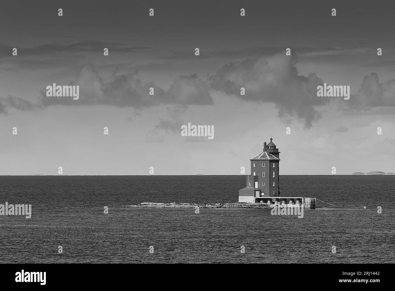 Photo en noir et blanc du phare historique octogonal de Kjeungskjær (Kjeungskjær Fyrstasjon), construit en pierre en 1880 près de Ørland, Norvège Banque D'Images Photo en noir et blanc du phare historique octogonal de Kjeungskjær (Kjeungskjær Fyrstasjon), construit en pierre en 1880 près de Ørland, Norvège Banque D'Images