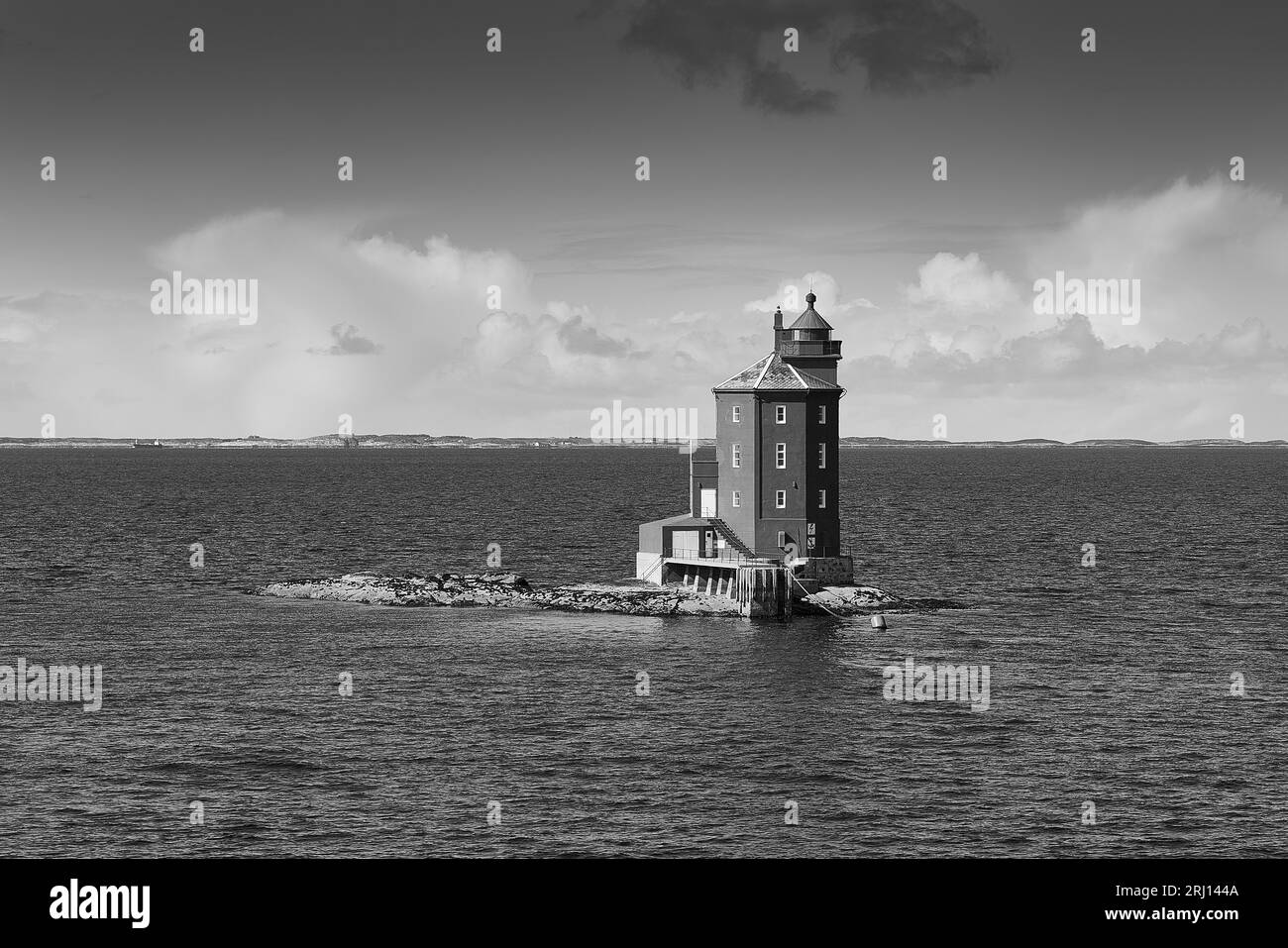 Moody photo noir et blanc du phare historique de Kjeungskjær de forme octogonale (Kjeungskjær Fyrstasjon), construit à partir de pierre en 1880, est près de Ørland Banque D'Images Moody photo noir et blanc du phare historique de Kjeungskjær de forme octogonale (Kjeungskjær Fyrstasjon), construit à partir de pierre en 1880, est près de Ørland Banque D'Images