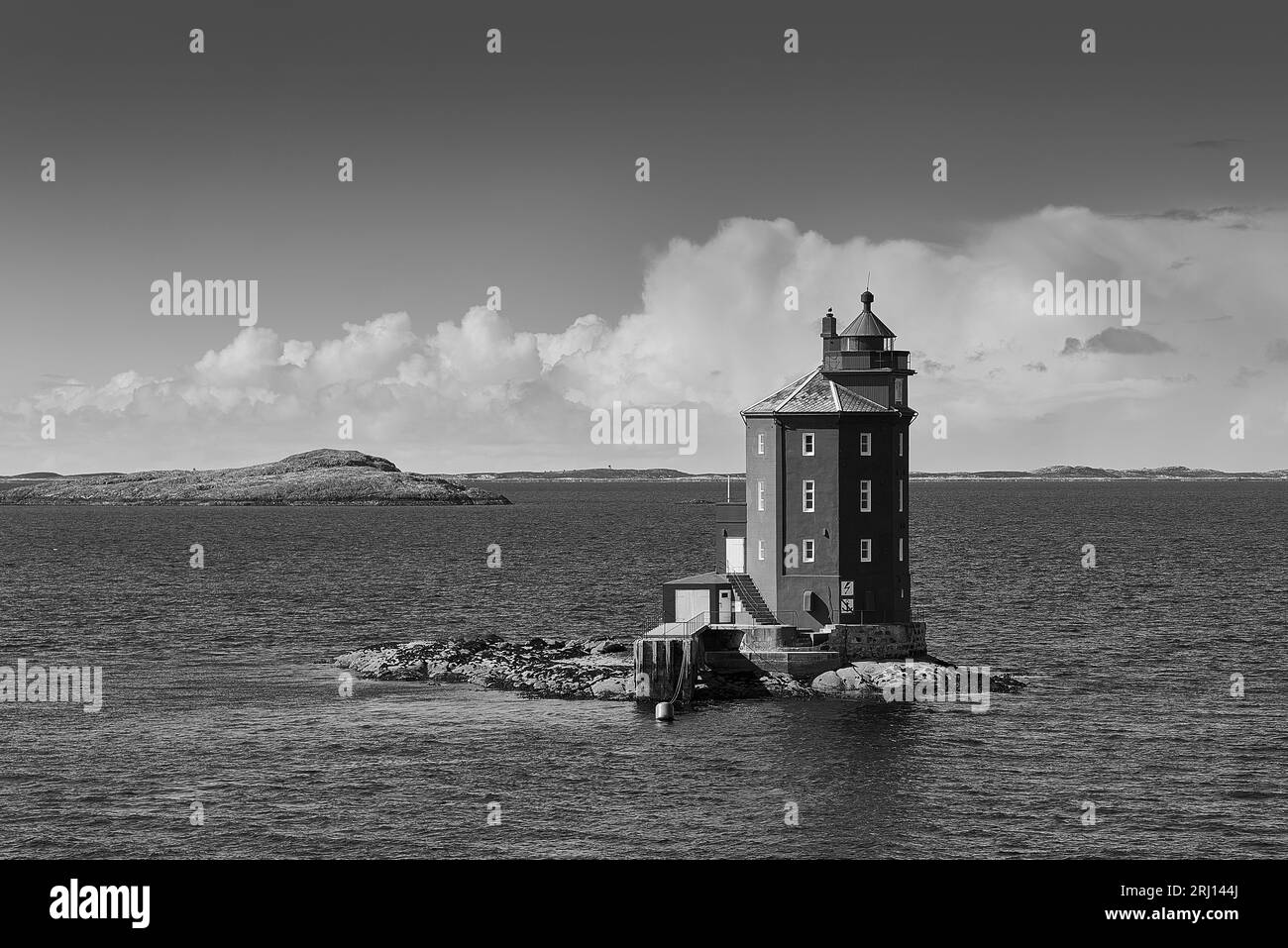 Photo en noir et blanc du phare historique octogonal de Kjeungskjær (Kjeungskjær Fyrstasjon), construit en pierre en 1880, près de Ørland, Norvège Banque D'Images Photo en noir et blanc du phare historique octogonal de Kjeungskjær (Kjeungskjær Fyrstasjon), construit en pierre en 1880, près de Ørland, Norvège Banque D'Images