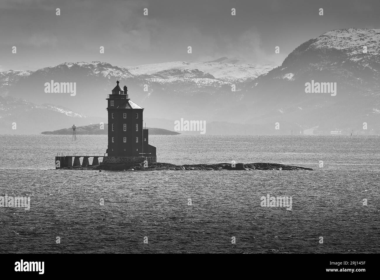 Photo en noir et blanc du phare historique octogonal de Kjeungskjær (Kjeungskjær Fyrstasjon), construit en pierre en 1880, près de Ørland, Norvège Banque D'Images Photo en noir et blanc du phare historique octogonal de Kjeungskjær (Kjeungskjær Fyrstasjon), construit en pierre en 1880, près de Ørland, Norvège Banque D'Images
