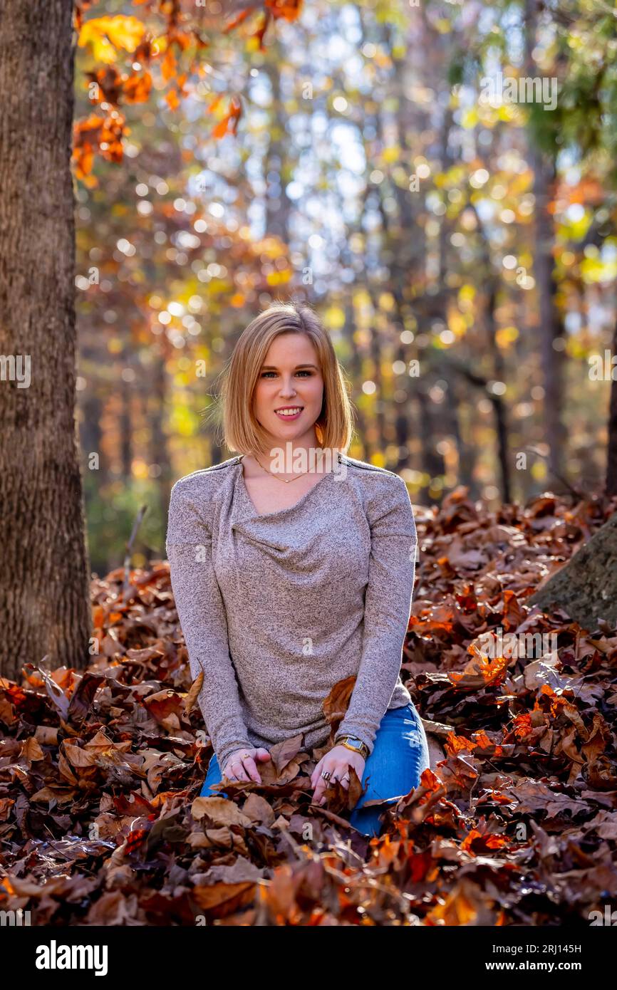 Charlotte, Caroline du Nord, États-Unis. 21 novembre 2022. Un magnifique modèle blond profite du temps d'automne en plein air (crédit image : © Walter G Arce SR Grindstone Medi/ASP) USAGE ÉDITORIAL SEULEMENT! Non destiné à UN USAGE commercial ! Banque D'Images