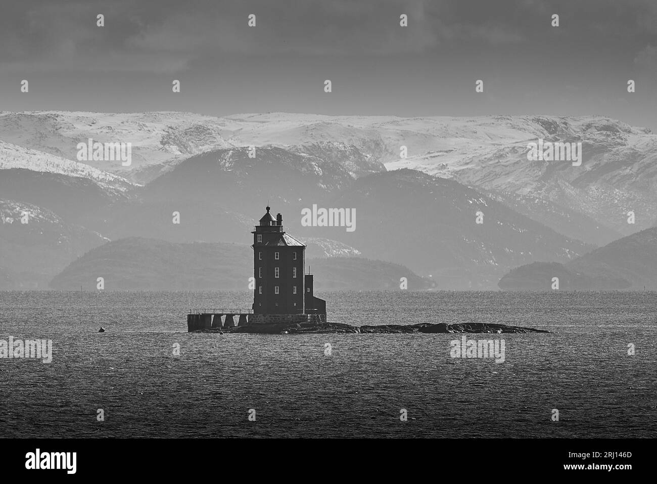 Photo en noir et blanc du phare historique octogonal de Kjeungskjær (Kjeungskjær Fyrstasjon), construit en pierre en 1880, près de Ørland, Norvège Banque D'Images