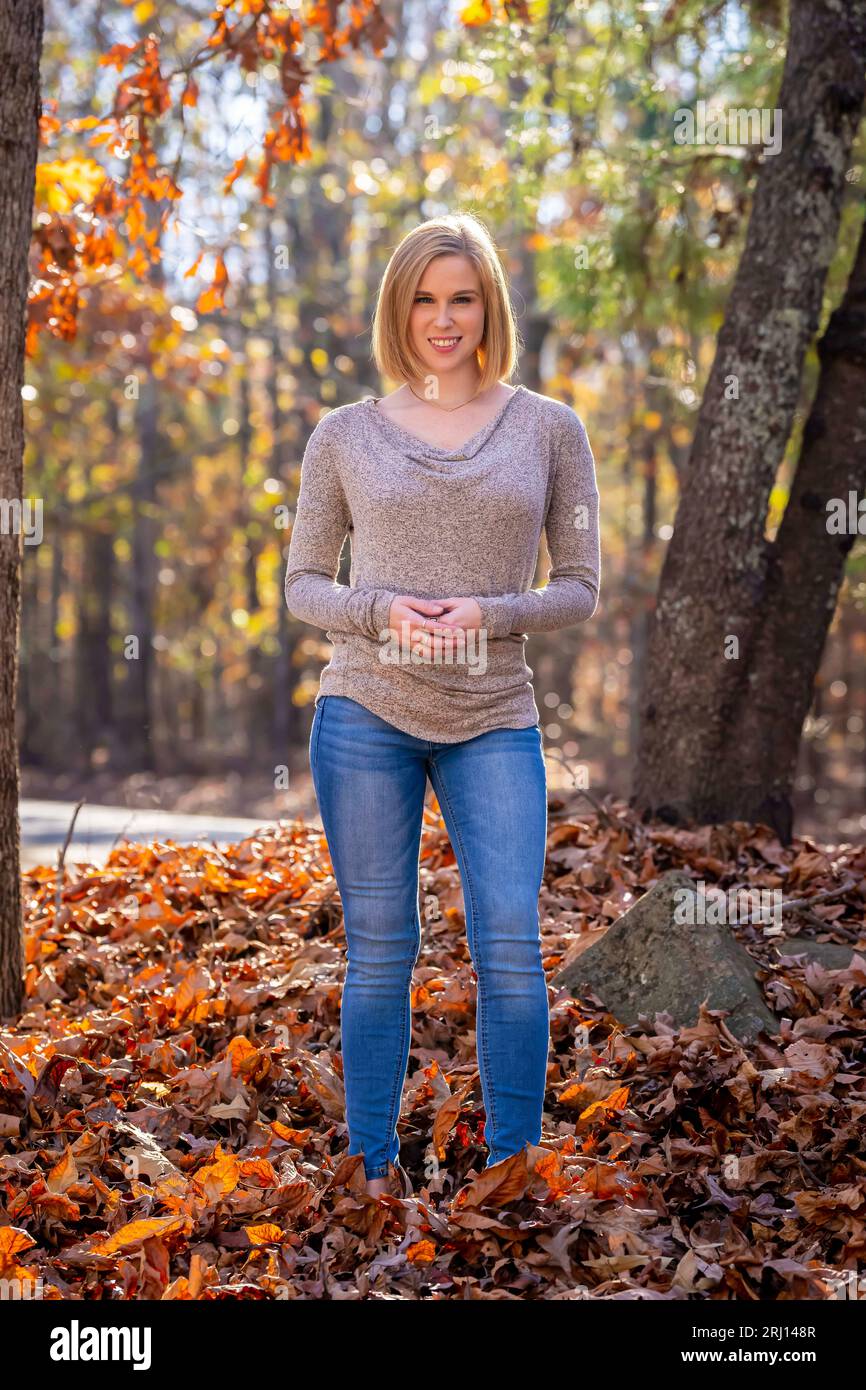 Charlotte, Caroline du Nord, États-Unis. 21 novembre 2022. Un magnifique modèle blond profite du temps d'automne en plein air (crédit image : © Walter G Arce SR Grindstone Medi/ASP) USAGE ÉDITORIAL SEULEMENT! Non destiné à UN USAGE commercial ! Banque D'Images