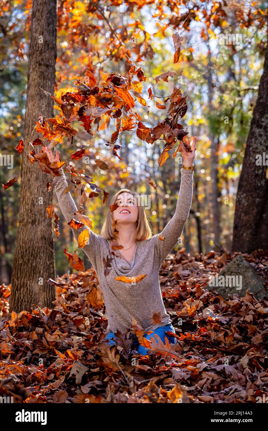 Charlotte, Caroline du Nord, États-Unis. 21 novembre 2022. Un magnifique modèle blond profite du temps d'automne en plein air (crédit image : © Walter G Arce SR Grindstone Medi/ASP) USAGE ÉDITORIAL SEULEMENT! Non destiné à UN USAGE commercial ! Banque D'Images