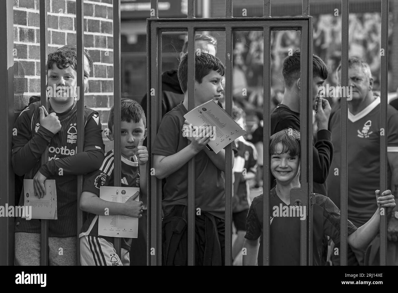 Les jeunes supporters de Nottingham Forest espèrent apercevoir les joueurs arrivant lors du match de Premier League entre Nottingham Forest et Sheffield United au City Ground, Nottingham, le vendredi 18 août 2023. (Photo : Jon Hobley | MI News) crédit : MI News & Sport / Alamy Live News Banque D'Images