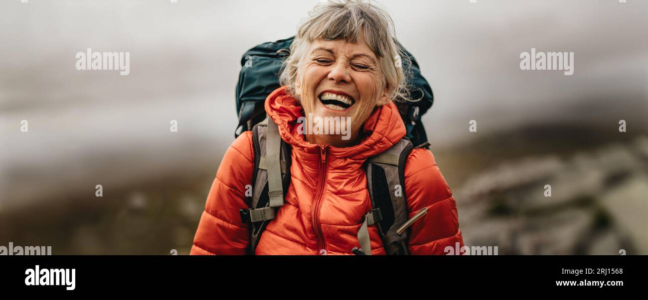 Une femme âgée dynamique adopte un mode de vie actif pendant sa retraite, se lançant dans une randonnée pittoresque et profitant pleinement de la vie. Démonstration Banque D'Images