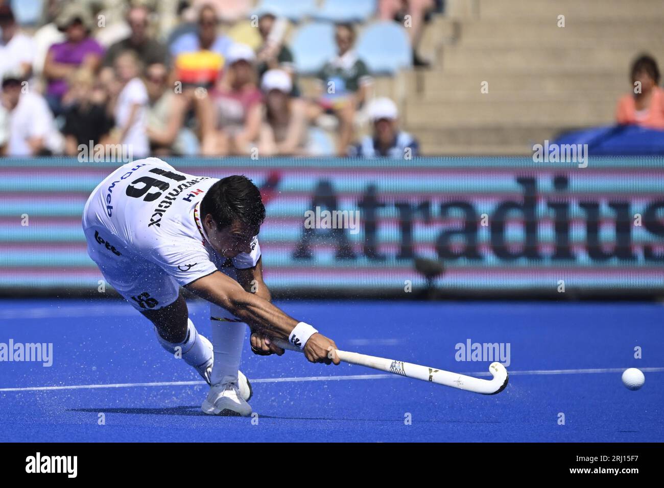 Monchengladbach, Allemagne. 20 août 2023. Le Belge Alexander Hendrickx photographié en action lors d'un match de hockey entre l'Angleterre et l'équipe nationale belge de hockey masculin Red Lions, dimanche 20 août 2023 à Monchengladbach, en Allemagne, match 1/3 dans la poule des championnats d'Europe de hockey masculin. Les championnats EuroHockey 2023 ont lieu du 18 au 27 août 2023. BELGA PHOTO DIRK WAEM crédit : Belga News Agency/Alamy Live News Banque D'Images