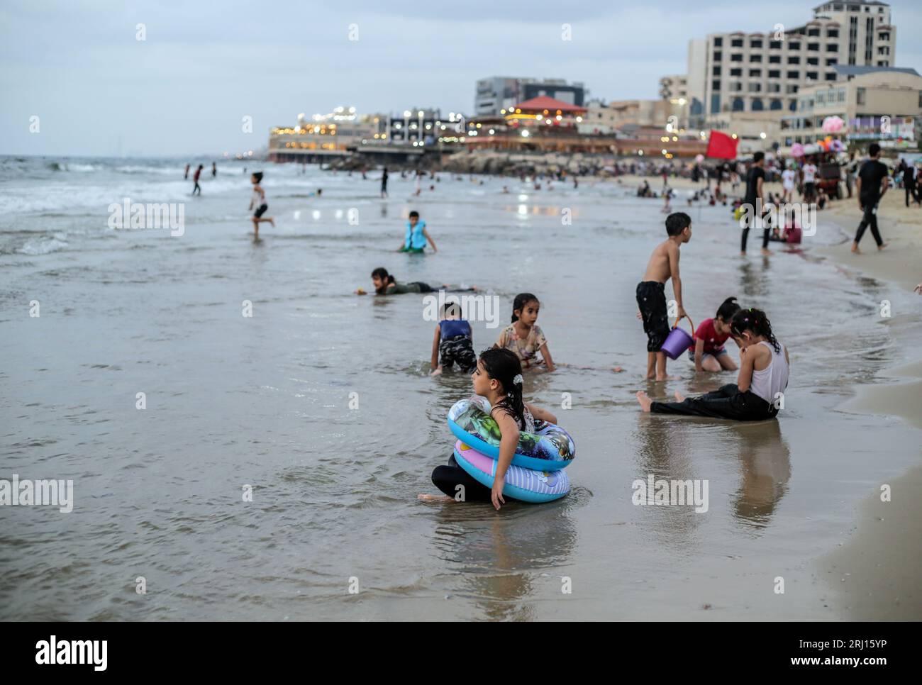 Gaza, Palestine. 19 août 2023. Les Palestiniens passent du temps à la plage dans l'ouest de la ville de Gaza. La vie quotidienne dans la ville de Gaza au milieu de la flambée des températures et des coupures de courant pendant le blocus israélien en cours. Pour les Palestiniens vivant à Gaza, la bande de Gaza surpeuplée, une vague de chaleur s’aggrave en été en raison de coupures de courant. Crédit : SOPA Images Limited/Alamy Live News Banque D'Images