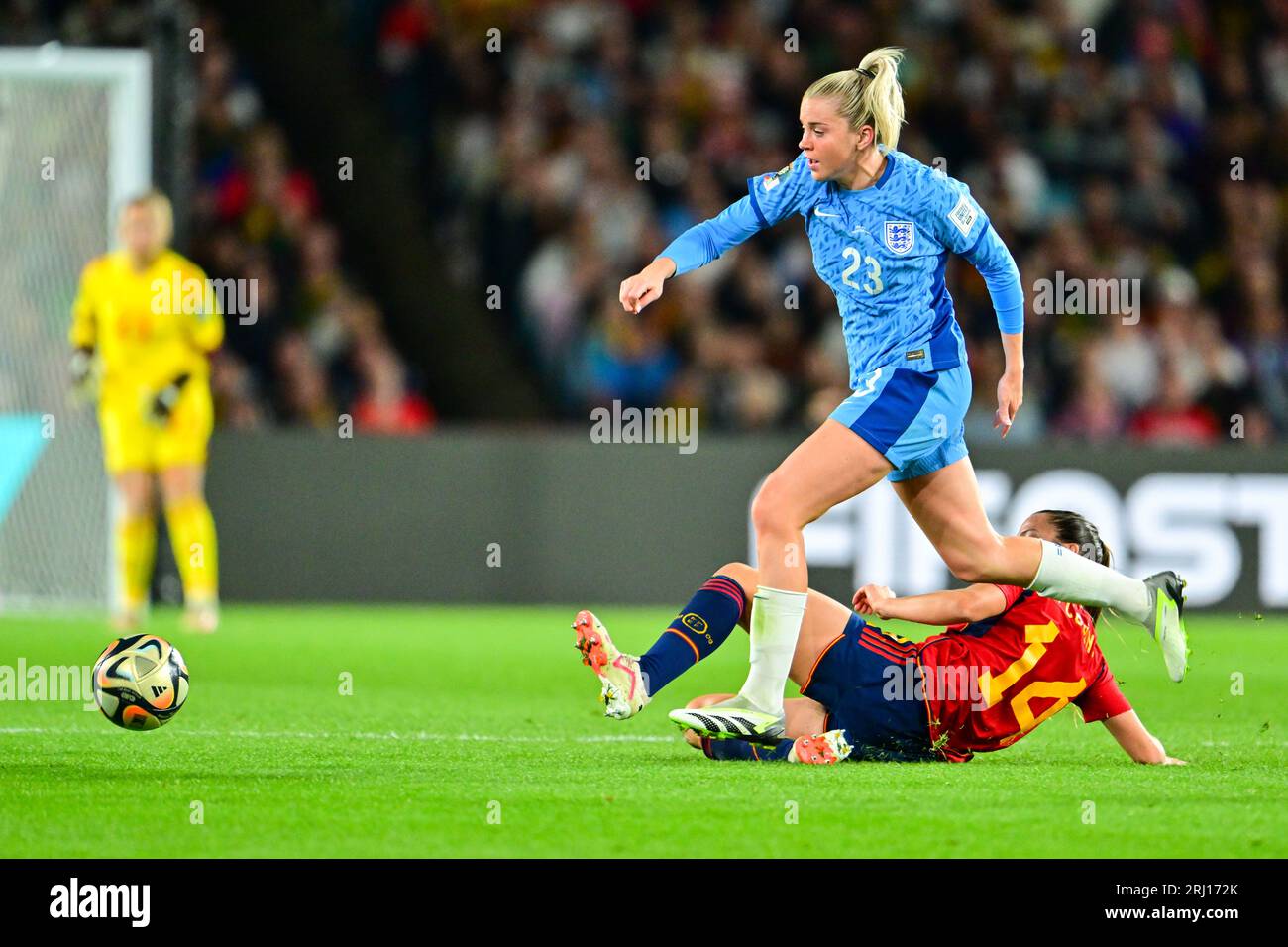 Sydney, Australie. 20 août 2023. L'anglaise Alessia Russo (Top) rivalise avec l'espagnole Laia Codina lors de la finale entre l'Espagne et l'Angleterre à la coupe du monde féminine de la FIFA 2023 à Sydney, Australie, le 20 août 2023. Crédit : Zhu Wei/Xinhua/Alamy Live News Banque D'Images