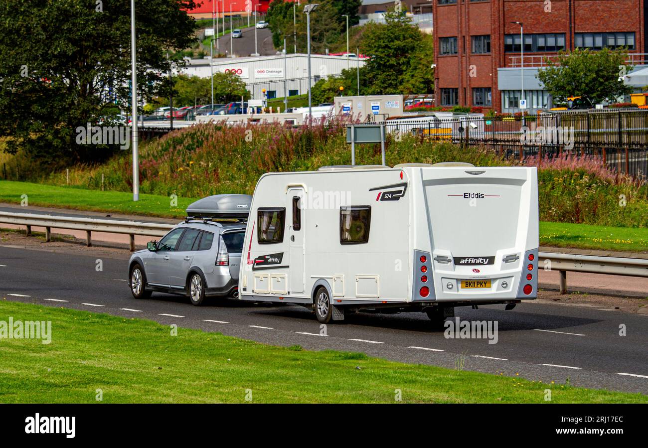 Dundee, Tayside, Écosse, Royaume-Uni. 20 août 2023. UK Météo : Dundee connaît une combinaison de soleil brillant et de temps venteux avec des températures atteignant 20°C. Les vacances d'été écossaises sont passées et les vacanciers remorquent leurs caravanes tout en roulant le long de la route Kingsway West Dual à Dundee. Crédit : Dundee Photographics/Alamy Live News Banque D'Images