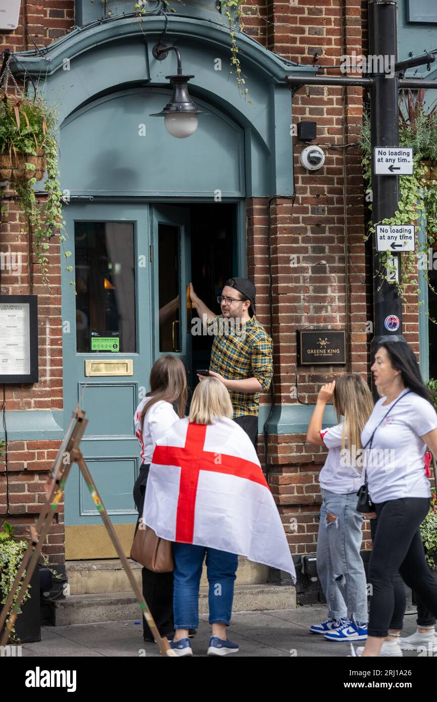 Brentwood Essex 20 août 2023 les fans anglais arrivent dans les pubs de Brentwood Essex pour la coupe du monde féminine de la FIFA crédit : Ian Davidson/Alamy Live News Banque D'Images