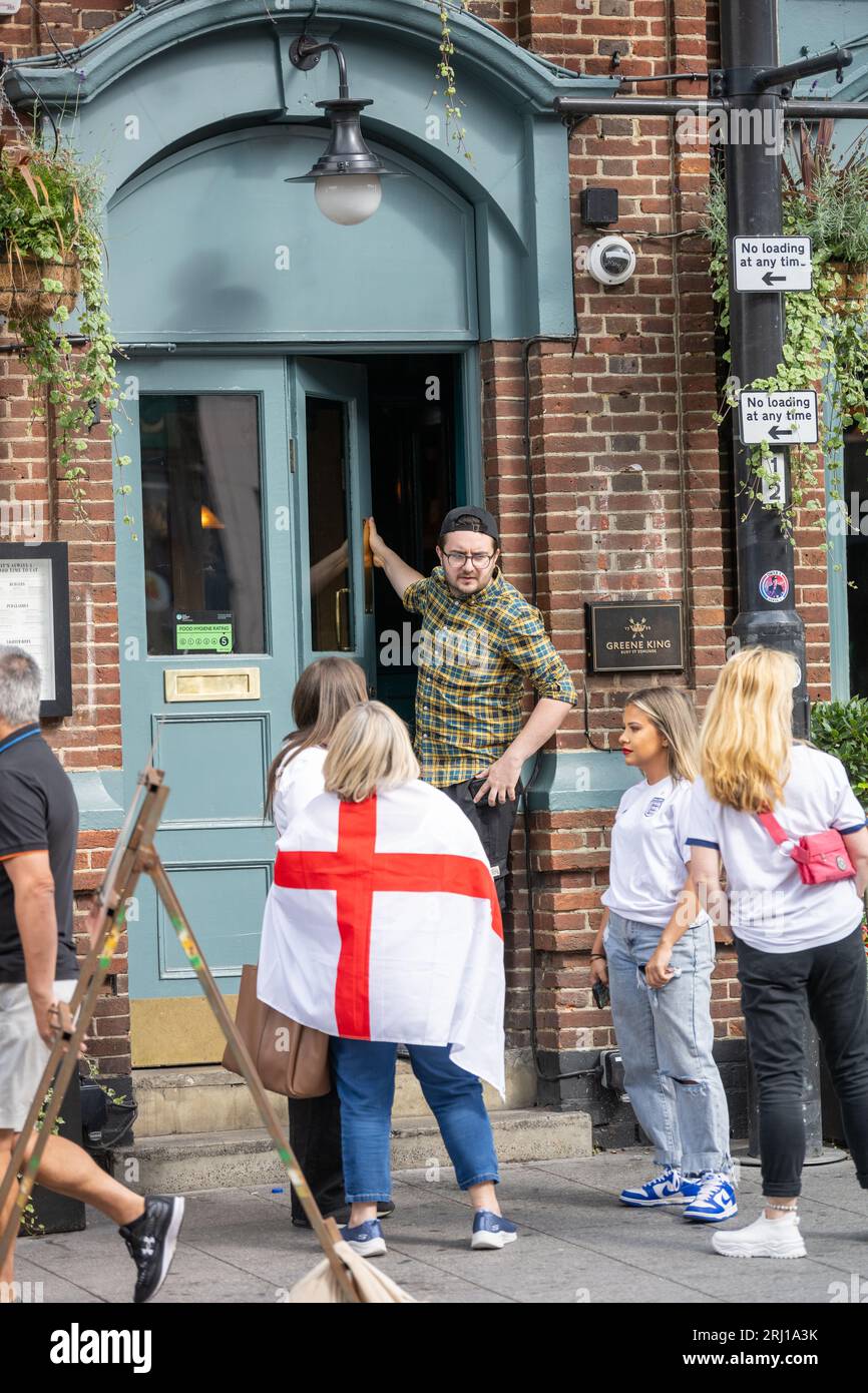 Brentwood Essex 20 août 2023 les fans anglais arrivent dans les pubs de Brentwood Essex pour la coupe du monde féminine de la FIFA crédit : Ian Davidson/Alamy Live News Banque D'Images