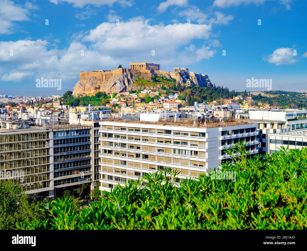 Vue sur Athènes et ruines du temple du Parthénon, Acropole, site classé au patrimoine mondial de l'UNESCO, Athènes, Grèce, Europe Banque D'Images