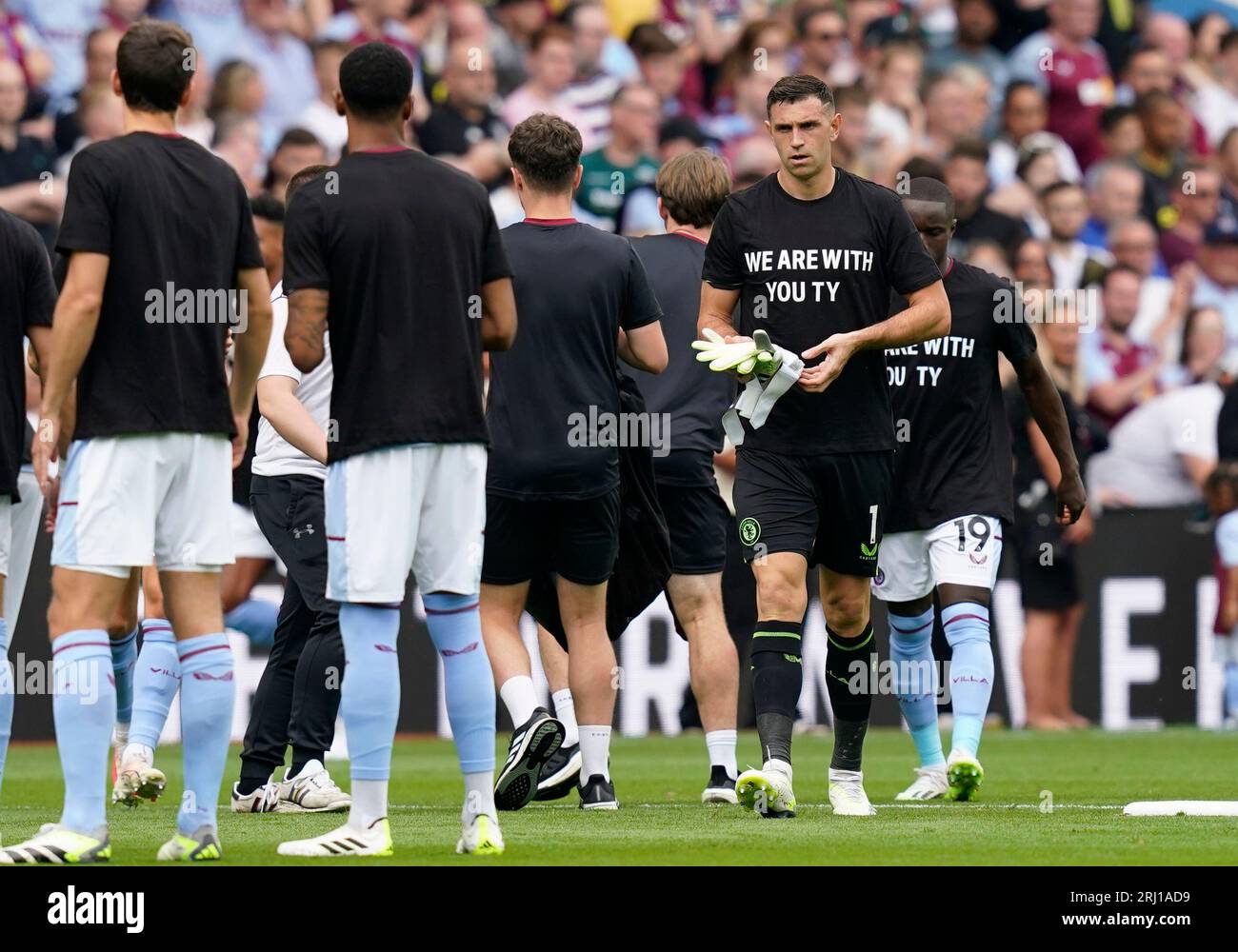 Birmingham, Royaume-Uni. 20 août 2023. Emiliano Martinez d'Aston Villa et ses coéquipiers portent un t-shirt montrant leur soutien au joueur blessé Tyrone Mings lors du match de Premier League à Villa Park, Birmingham. Le crédit photo devrait se lire : Andrew Yates/Sportimage crédit : Sportimage Ltd/Alamy Live News Banque D'Images