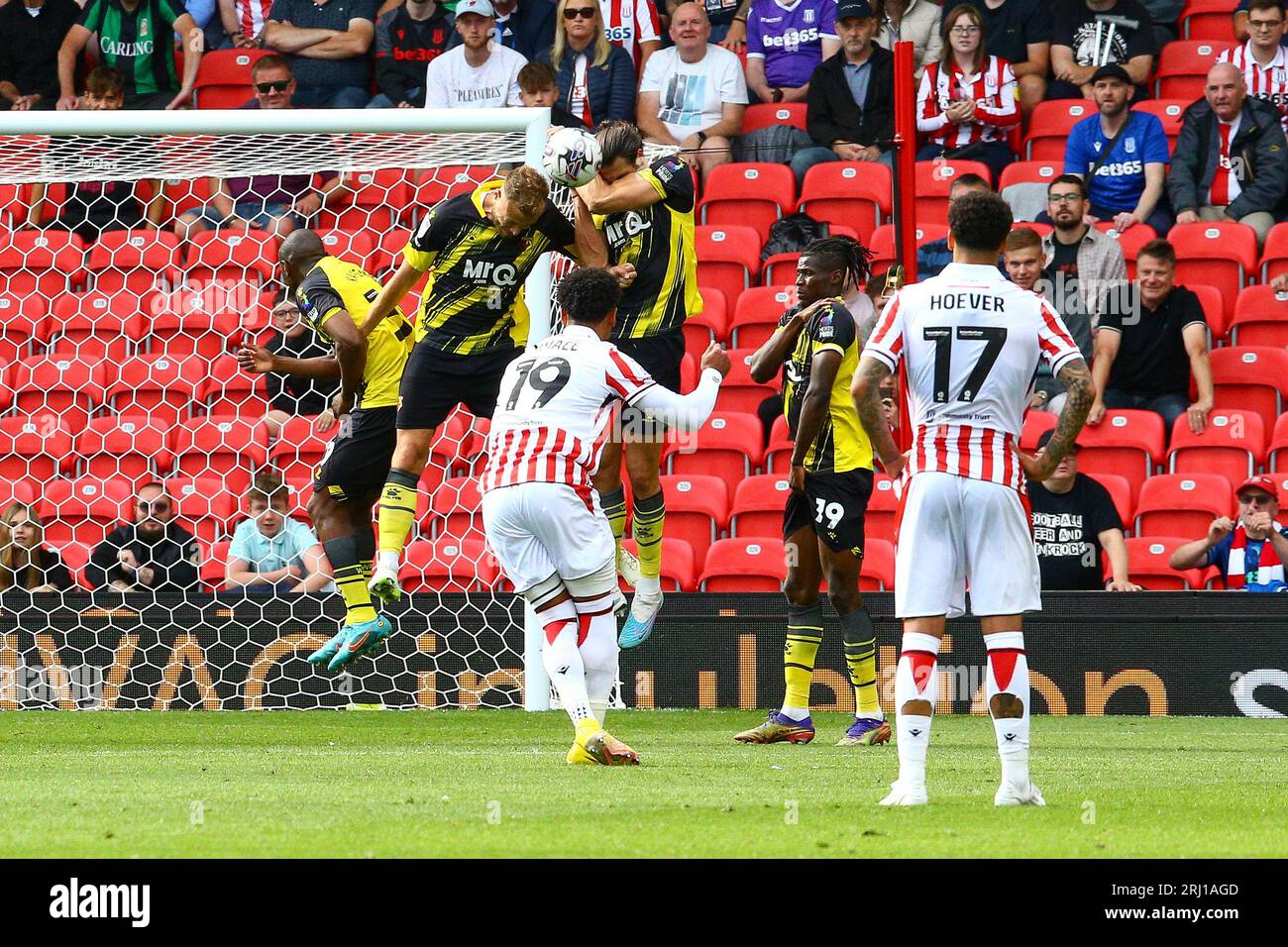 bet365 Stadium, Stoke, Angleterre - 19 août 2023 Wesley Hoedt (4) et Ryan Porteous (5) de Watford bloquent le coup franc de Ryan Mmaee (19) de Stoke City - pendant le match Stoke City v Watford, EFL Championship, 2023/24, bet365 Stadium, Stoke, Angleterre - 19 août 2023 crédit : Arthur Haigh/WhiteRosePhotos/Alamy Live News Banque D'Images