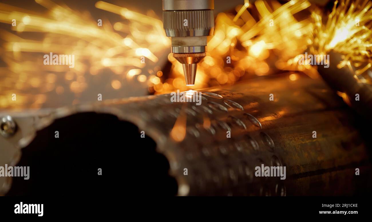 CNC découpe au laser du métal, technologie industrielle moderne fabrication de détails industriels. L'optique laser et la commande numérique par ordinateur (CNC) sont utilisées pour Banque D'Images