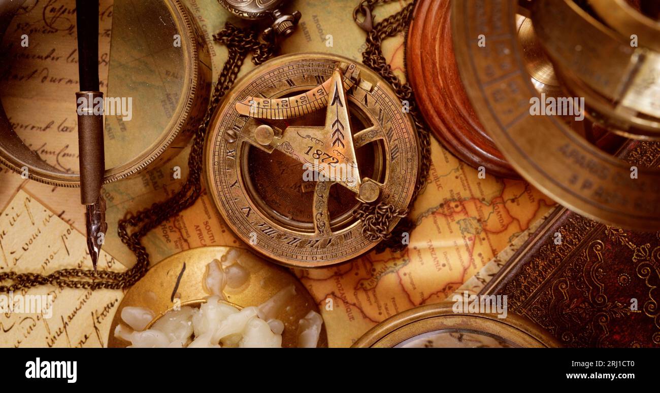 Voyage et aventure de style vintage. Ancienne boussole vintage et autres articles vintage sur la table. Banque D'Images