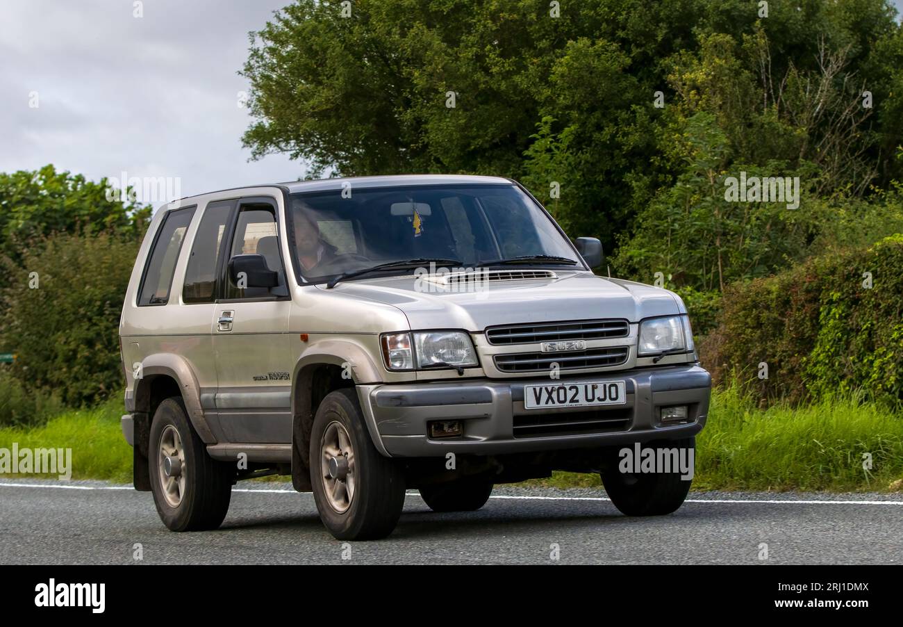 Woburn, Beds, UK - 19 août 2023 : 2002 Silver Isuzu Trooper voiture voyageant sur une route de campagne anglaise. Banque D'Images