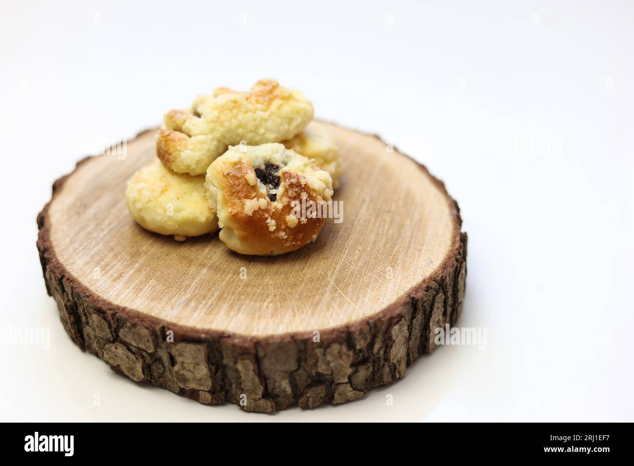 pâtisserie sucrée de mariage sur un fond blanc Banque D'Images