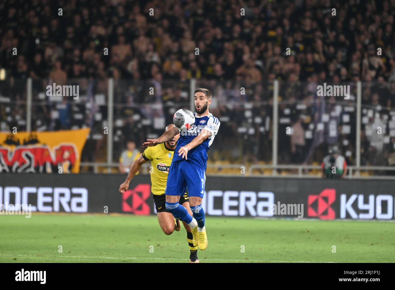 Athènes, Grèce. 19 août 2023. Ivanusec (no 7) de GNK Dinamo contrôle le ballon devant Amrabat (no 5) de l'AEK. (Photo de Dimitrios Karvountzis/Pacific Press) crédit : Pacific Press Media production Corp./Alamy Live News Banque D'Images