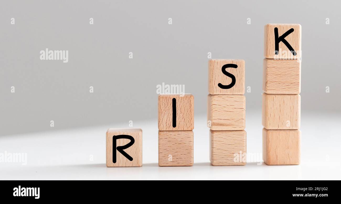 Cubes en bois avec des lettres sur un clavier d'ordinateur portable. Banque D'Images