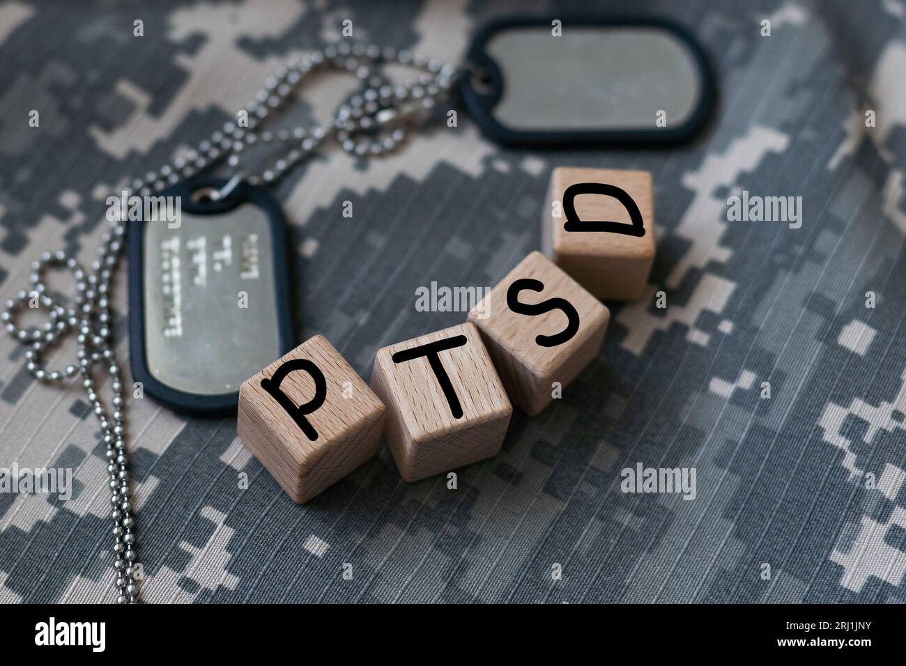 Cubes avec l'inscription : PTSD. Fond noir. Banque D'Images