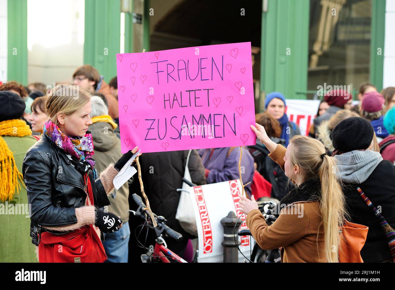 Vienne, Autriche. 08 mars 2014. Journée internationale de la femme. Inscription : les femmes collent ensemble Banque D'Images