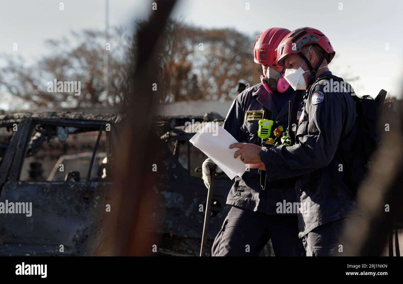 Lahaina, États-Unis. 17 août 2023. Les équipes de récupération urbaine parcourent un quartier à la suite des feux de forêt qui ont balayé l'ouest de Maui, le 17 août 2023 à Lahaina, Maui, Hawaï. Les feux de forêt attisés par des vents violents ont tué au moins 100 personnes et détruit des milliers de maisons sur l'île. Crédit : Glenn Fawcett/CBP photo/Alamy Live News Banque D'Images
