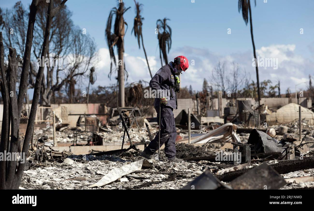 Lahaina, États-Unis. 17 août 2023. Les équipes de récupération urbaine parcourent un quartier à la suite des feux de forêt qui ont balayé l'ouest de Maui, le 17 août 2023 à Lahaina, Maui, Hawaï. Les feux de forêt attisés par des vents violents ont tué au moins 100 personnes et détruit des milliers de maisons sur l'île. Crédit : Glenn Fawcett/CBP photo/Alamy Live News Banque D'Images
