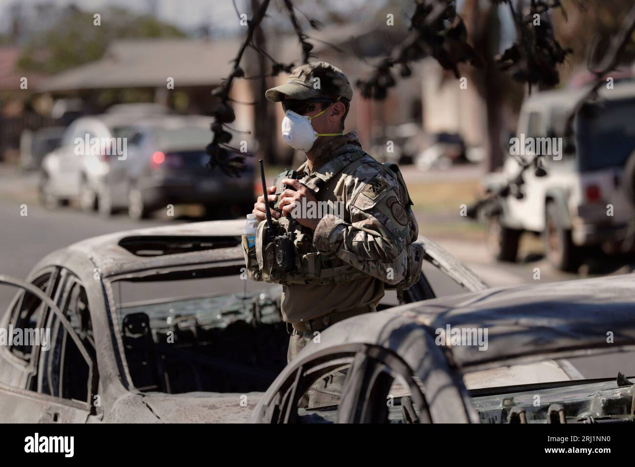 Lahaina, États-Unis. 17 août 2023. Un agent de la patrouille frontalière américaine traverse un quartier à la suite des feux de forêt qui ont balayé l'ouest de Maui, le 17 août 2023 à Lahaina, Maui, Hawaii. Les feux de forêt attisés par des vents violents ont tué au moins 100 personnes et détruit des milliers de maisons sur l'île. Crédit : Glenn Fawcett/CBP photo/Alamy Live News Banque D'Images