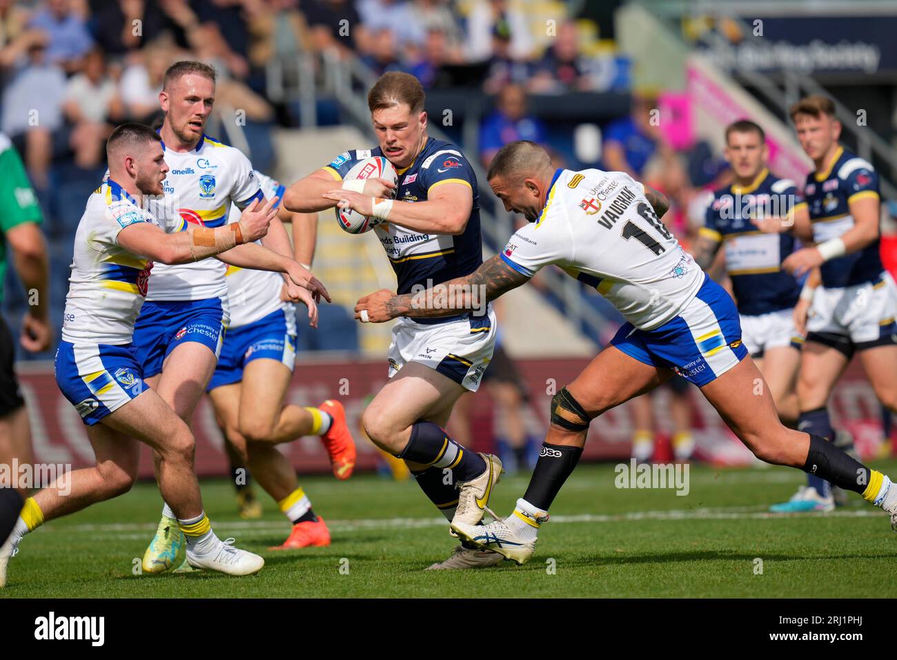 Tom Holroyd #18 de Leeds Rhinos brise Paul Vaughan #10 de Warrington Wolves et Danny Walker #16 de Warrington Wolves lors du match Betfred Super League Round 22 Leeds Rhinos vs Warrington Wolves au Headingley Stadium, Leeds, Royaume-Uni, le 20 août 2023 (photo Steve Flynn/News Images) Banque D'Images
