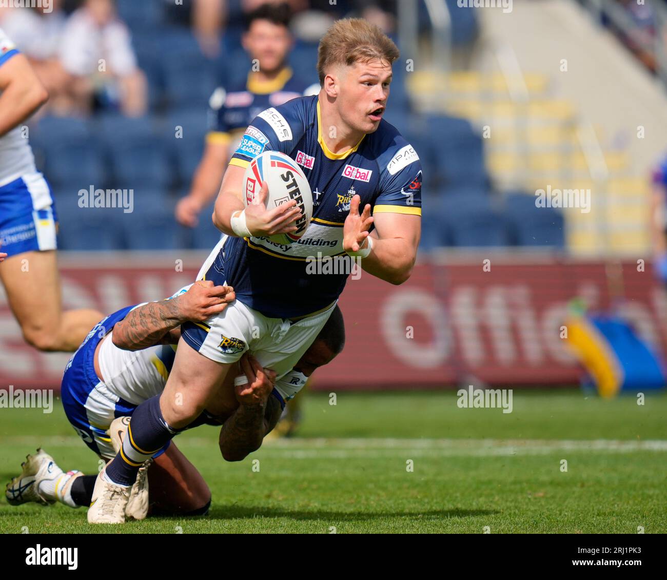 Tom Holroyd #18 de Leeds Rhinos est attaqué par Paul Vaughan #10 de Warrington Wolves lors du match Betfred Super League Round 22 Leeds Rhinos vs Warrington Wolves au Headingley Stadium, Leeds, Royaume-Uni, le 20 août 2023 (photo de Steve Flynn/News Images) Banque D'Images