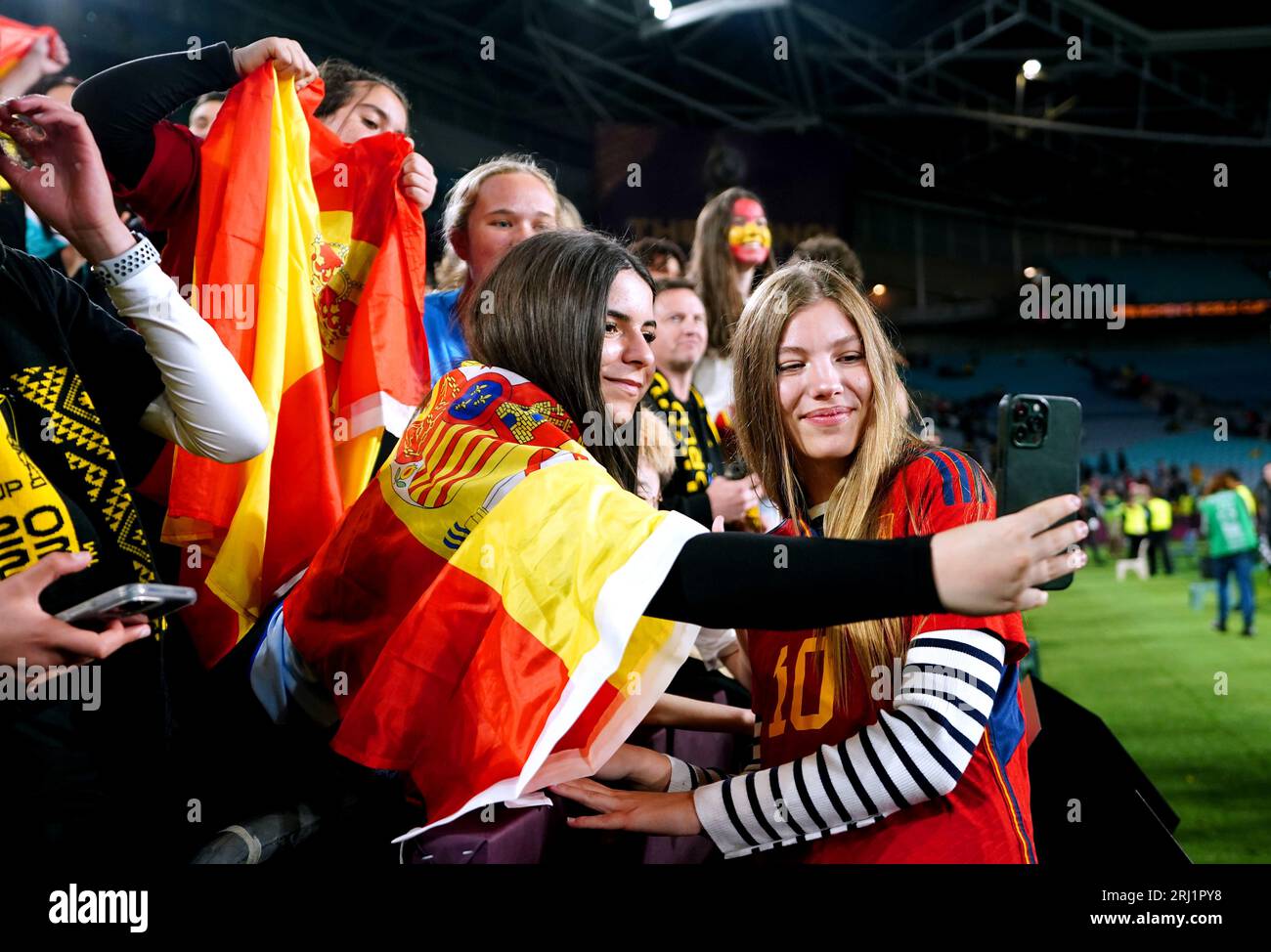 L'Infanta Sofia d'Espagne pose pour une photo avec une fan dans les tribunes après la victoire de l'Espagne lors de la finale de la coupe du monde féminine de la FIFA au Stadium Australia, Sydney. Date de la photo : dimanche 20 août 2023. Banque D'Images