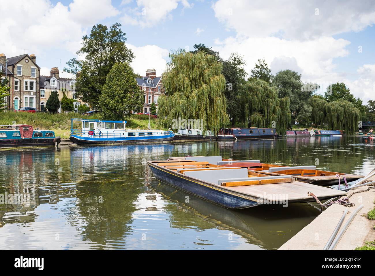 Deux piquets côte à côte attachés à la rive de la rivière Cam à Cambridge en attendant d'être utilisés par les visiteurs en août 2023. Banque D'Images