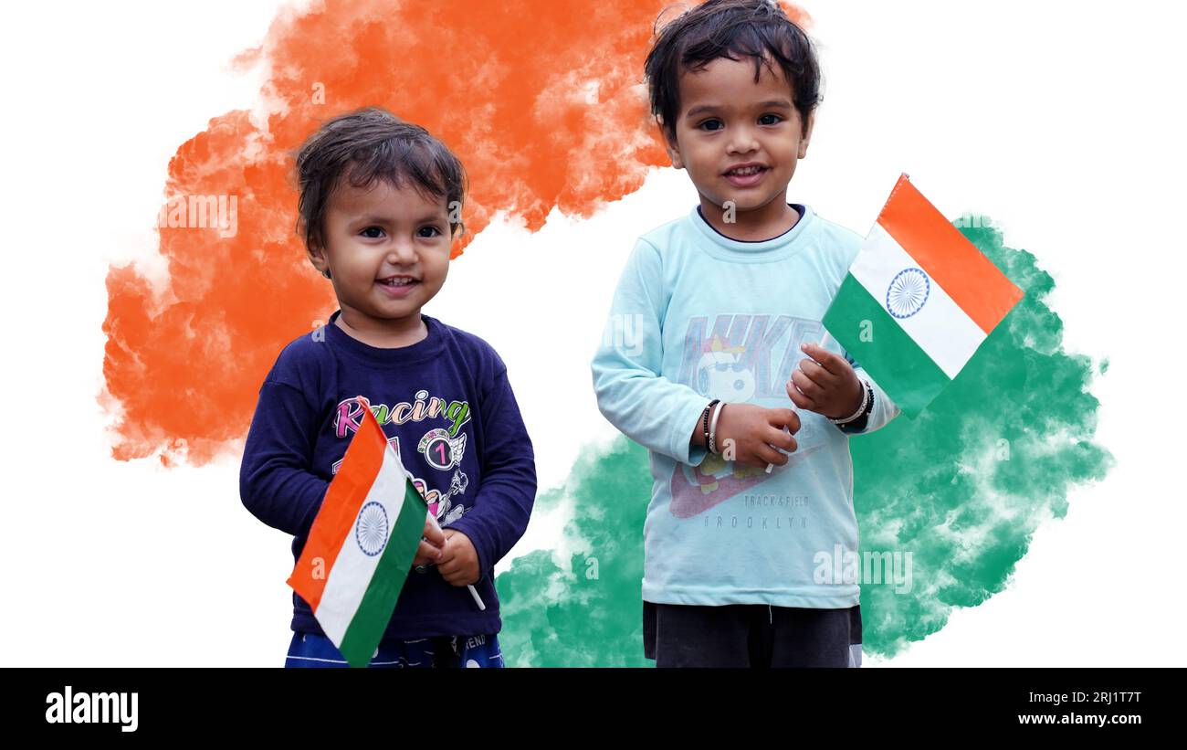 Joyeux enfants indiens tenant le drapeau national indien. Enfants indiens célébrant le jour de l'indépendance ou le jour de la République de l'Inde. Banque D'Images