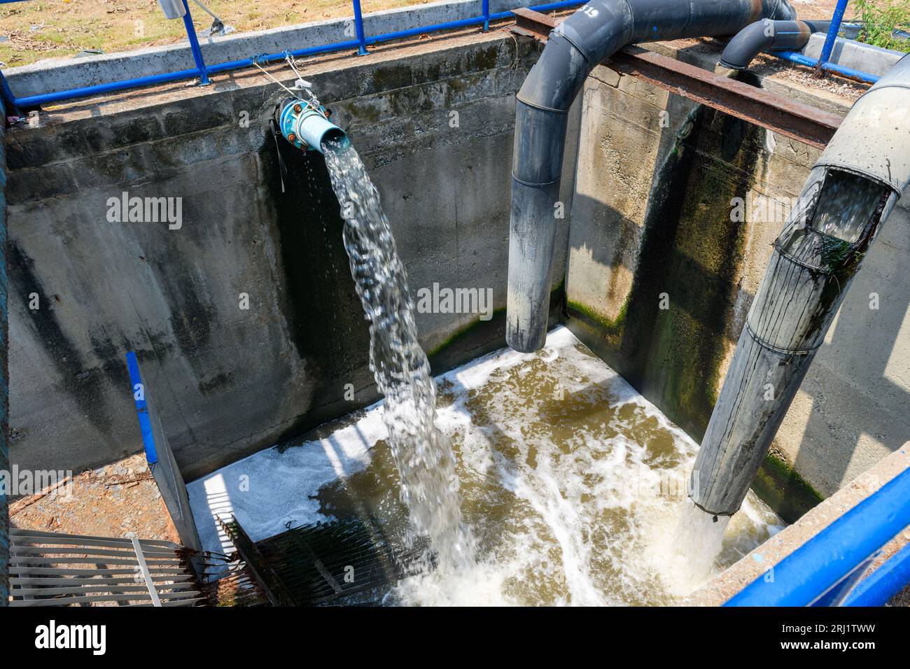 La piscine réceptrice est utilisée pour pomper les eaux usées dans le système de traitement des eaux usées.concept de science environnementale Banque D'Images