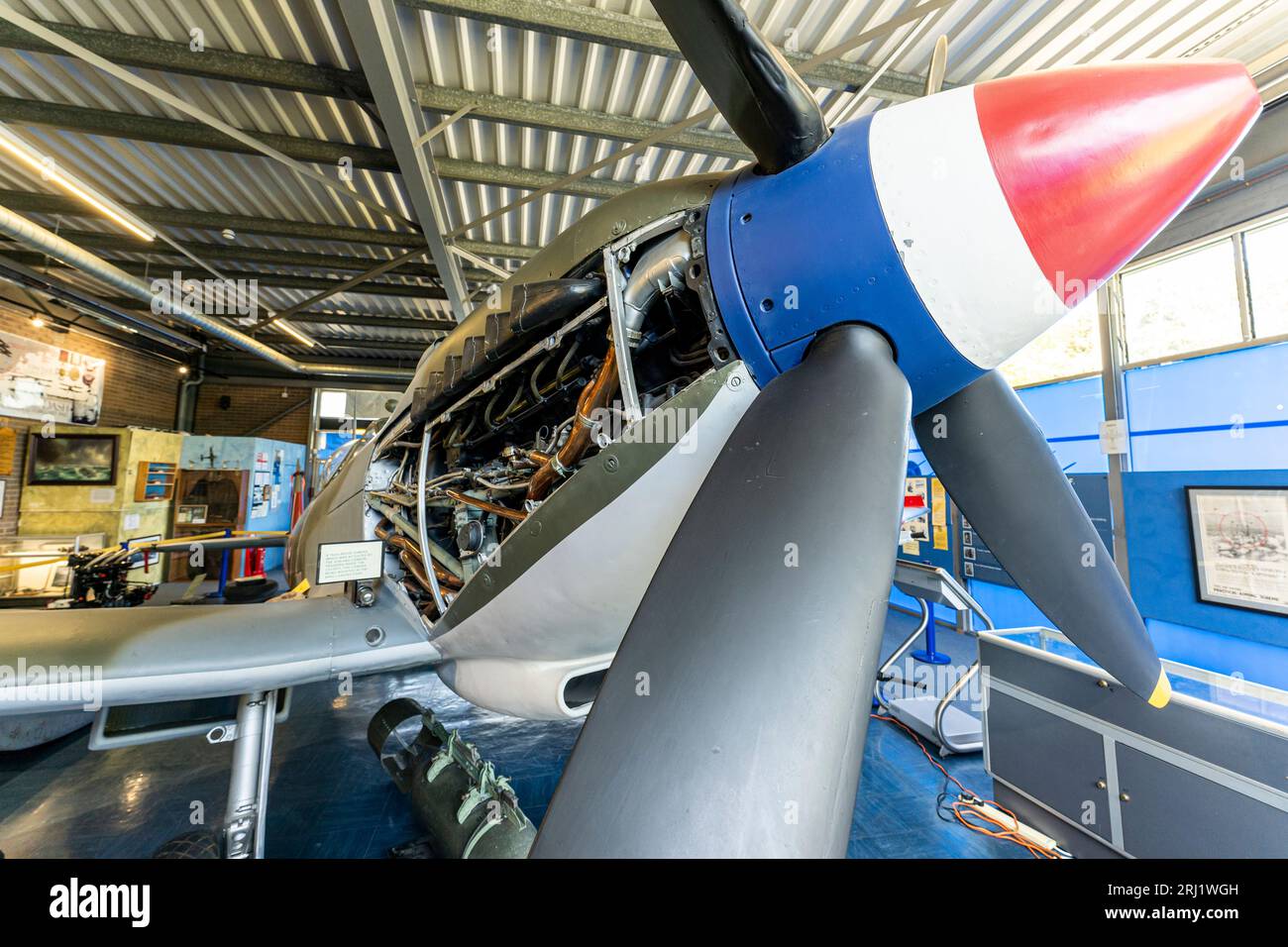 RAF Spitfire XVI exposé à l'intérieur du musée commémoratif Spitfire à l'aérodrome de Manston dans le Kent. Gros plan de l'hélice et de la coupure montrant le moteur Merlin. Banque D'Images