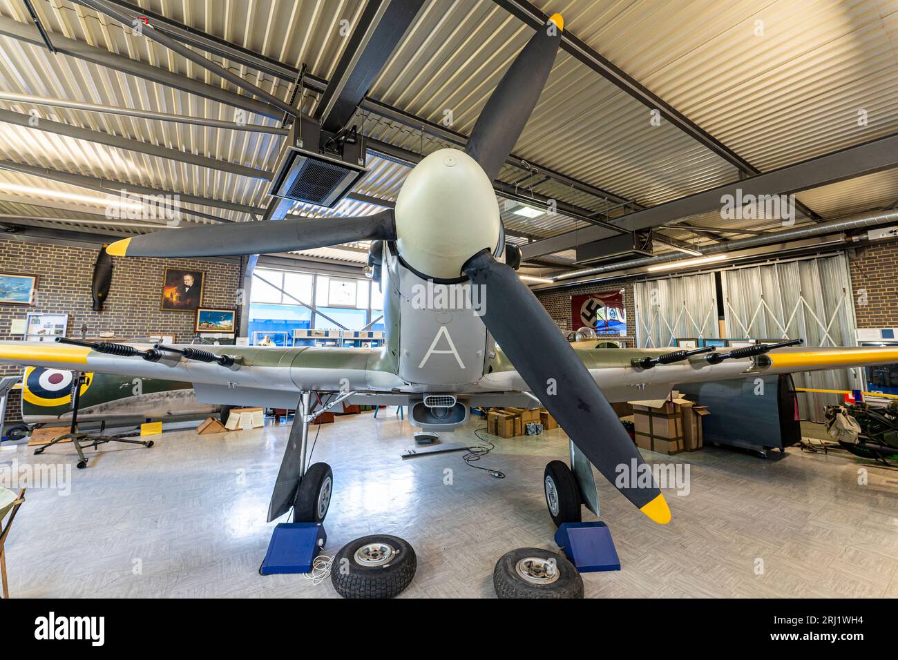 RAF Hurricane II exposé à l'intérieur du musée commémoratif Spitfire et Hurricane à l'ancien aérodrome de Manston de la RAF dans le Kent. Vue avant avec hélice. Banque D'Images